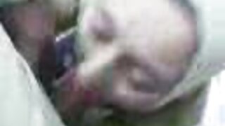 Չարաճճի շիկահեր Էվի Սքոթի մատը ծակում է նրա հետանցքը, մինչ BBC-ն փորում է նրա ձգված թաթը